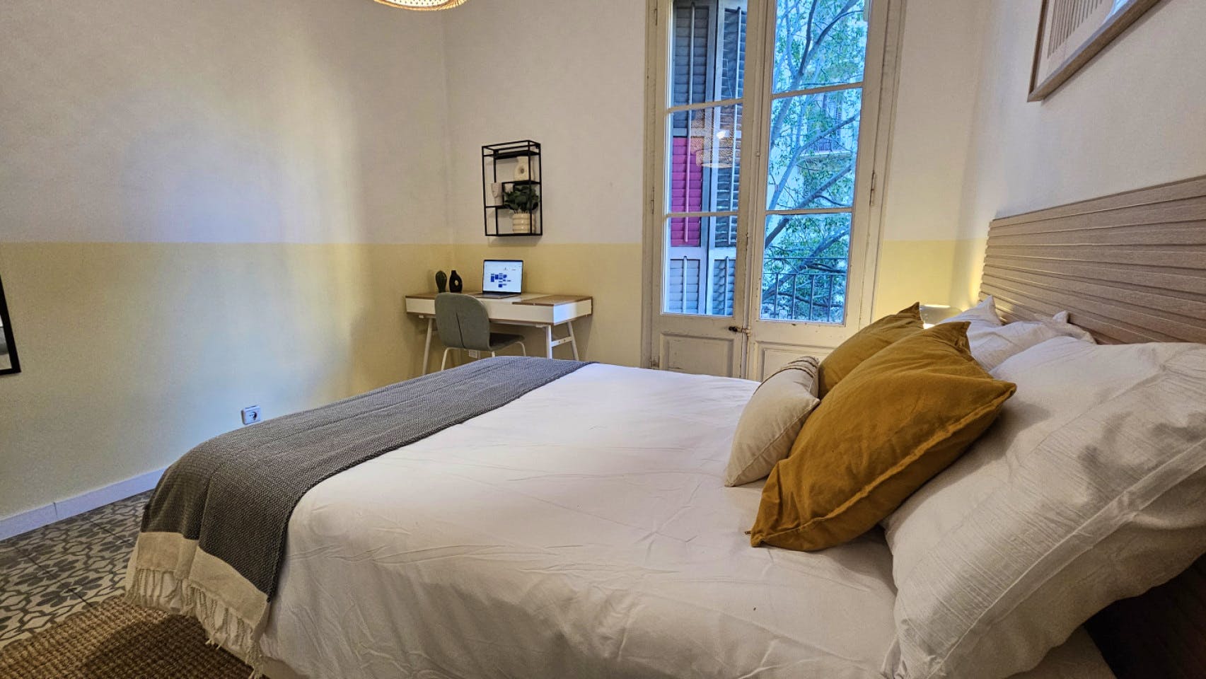  Room 2  -  Modern Shared Apartment in Vibrant Sant Antoni, Barcelona - Ideal for Urban Living  - Gallery -  13