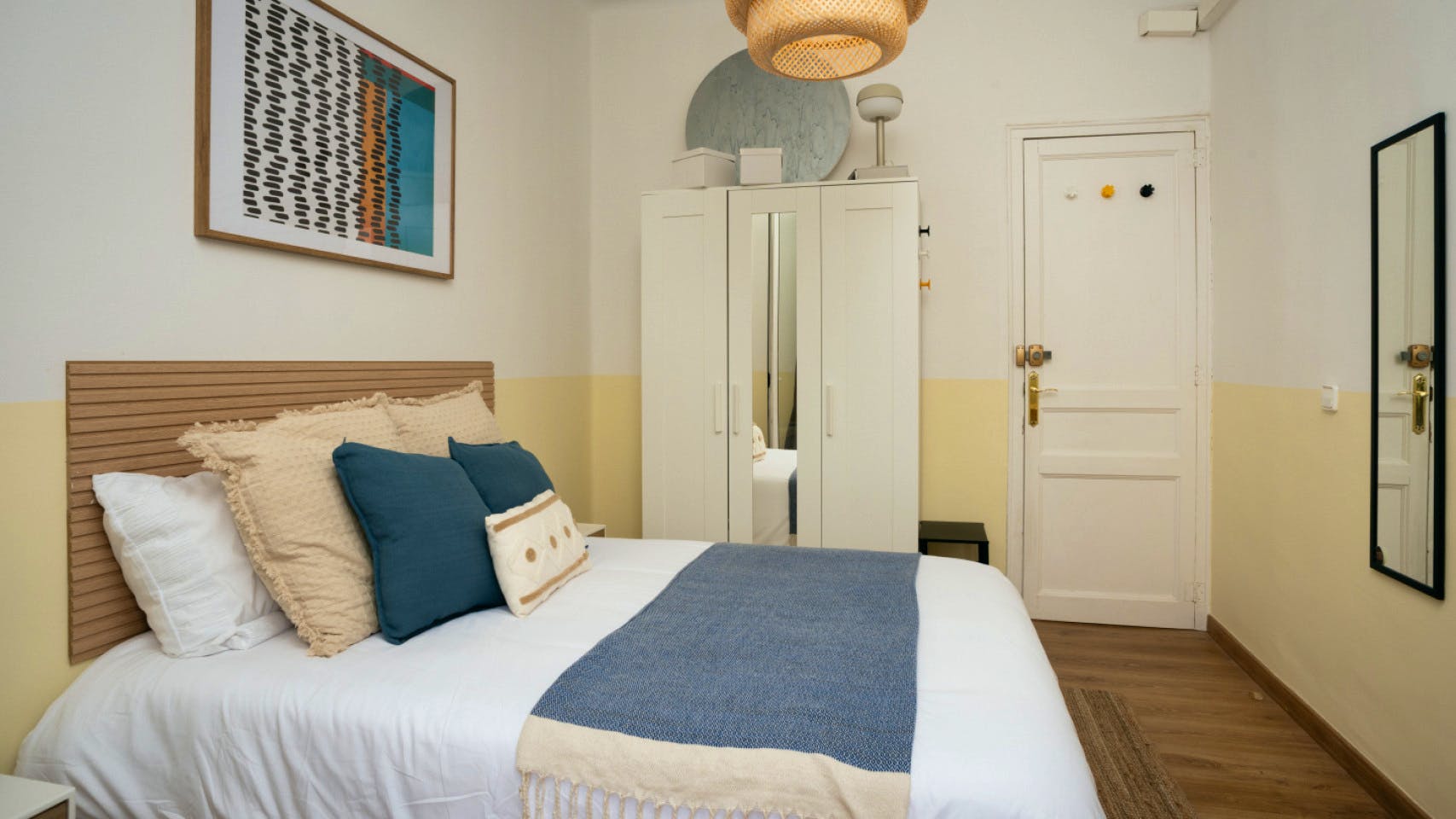  Room 2  -  Modern Shared Apartment in Vibrant Sant Antoni, Barcelona - Ideal for Urban Living  - Gallery -  21