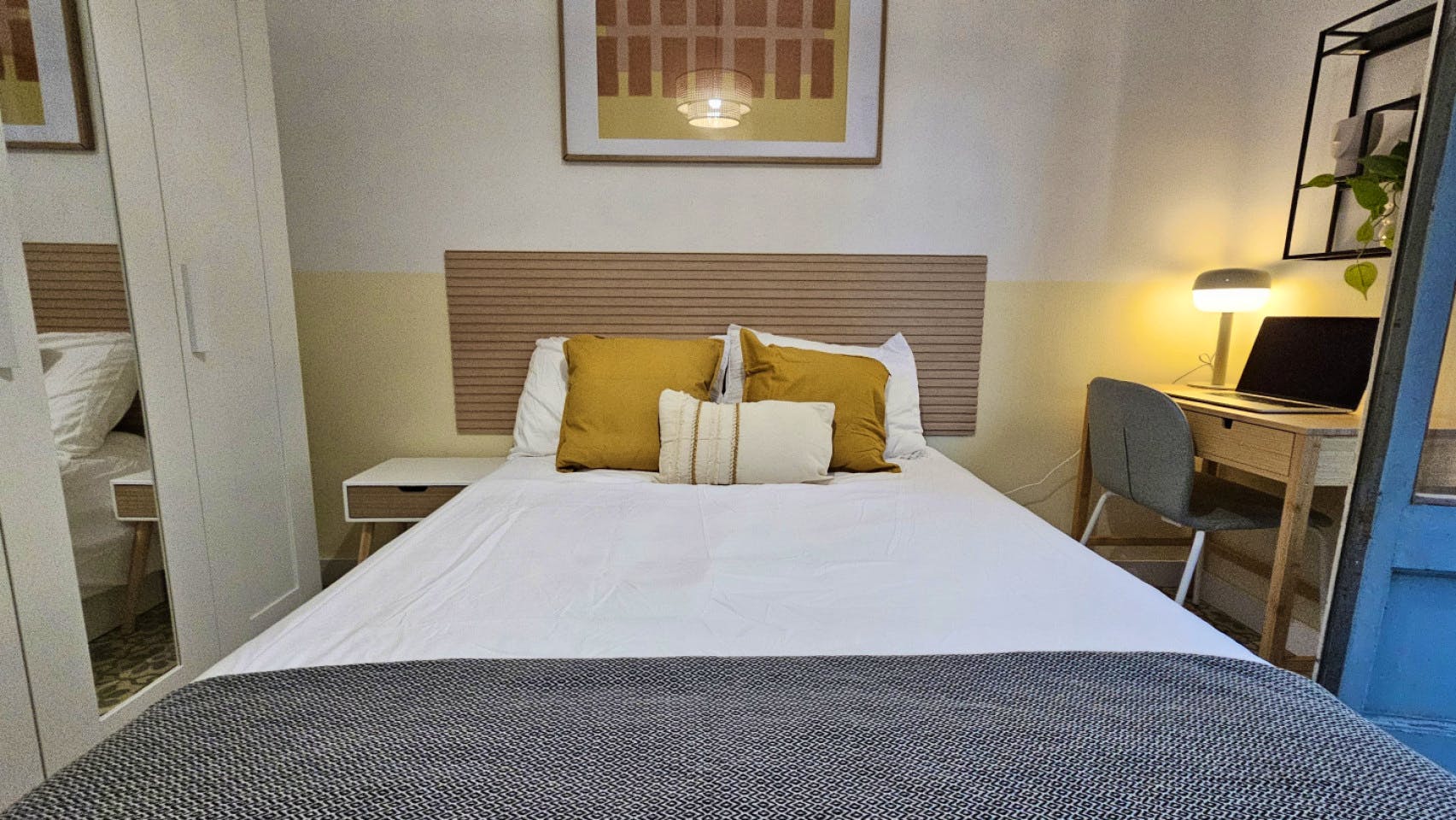  Room 1  -  Modern Shared Apartment in Vibrant Sant Antoni, Barcelona - Ideal for Urban Living  - Gallery -  3