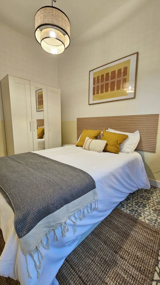 Room 1 - Modern Shared Apartment in Vibrant Sant Antoni, Barcelona - Ideal for Urban Living - Gallery - 4