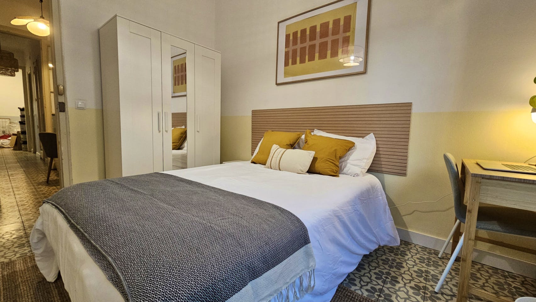 Room 1 - Modern Shared Apartment in Vibrant Sant Antoni, Barcelona - Ideal for Urban Living - Gallery - 2