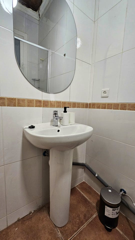 Room 1 - Modern Shared Apartment in Vibrant Sant Antoni, Barcelona - Ideal for Urban Living - Gallery - 15