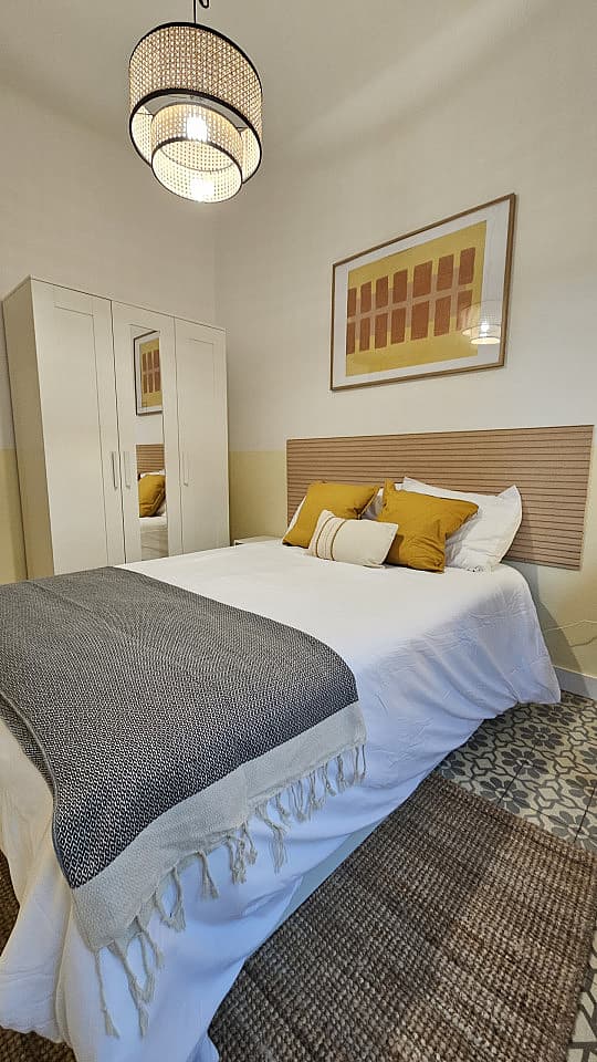 Room 1 - Modern Shared Apartment in Vibrant Sant Antoni, Barcelona - Ideal for Urban Living - Gallery - 36