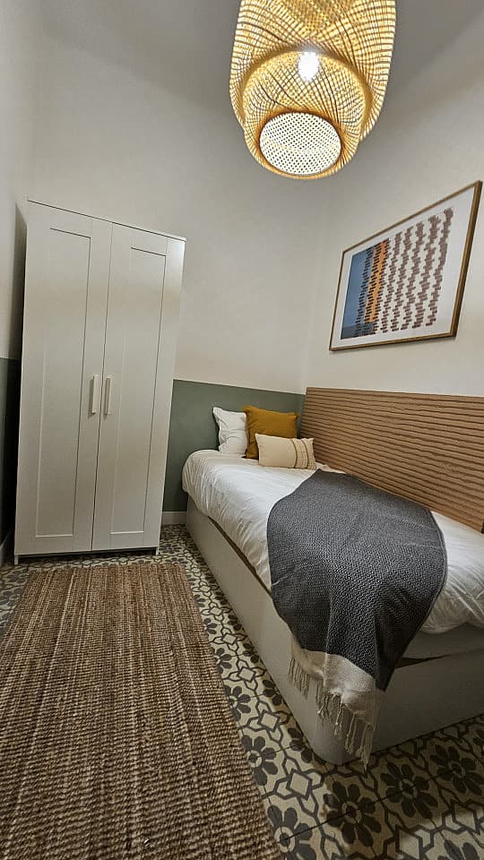  Room 3  -  Modern Shared Apartment in Vibrant Sant Antoni, Barcelona - Ideal for Urban Living  - Gallery -  39