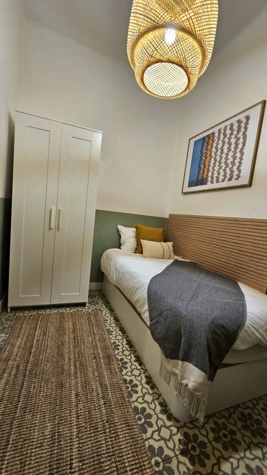 Room 3 - Modern Shared Apartment in Vibrant Sant Antoni, Barcelona - Ideal for Urban Living - Gallery - 9