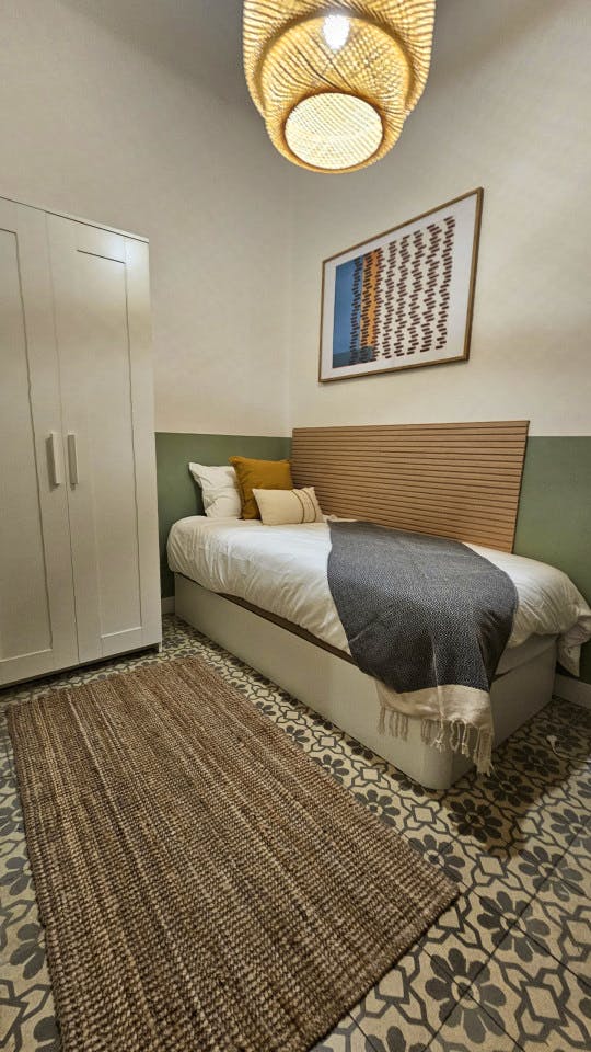 Room 3 - Modern Shared Apartment in Vibrant Sant Antoni, Barcelona - Ideal for Urban Living - Gallery - 2