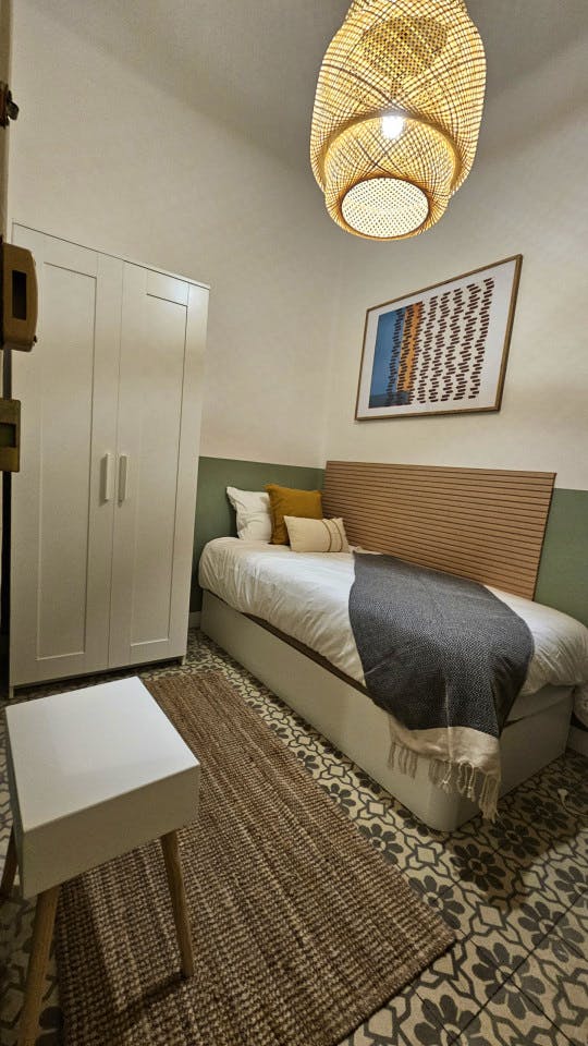 Room 3 - Modern Shared Apartment in Vibrant Sant Antoni, Barcelona - Ideal for Urban Living - Gallery - 5