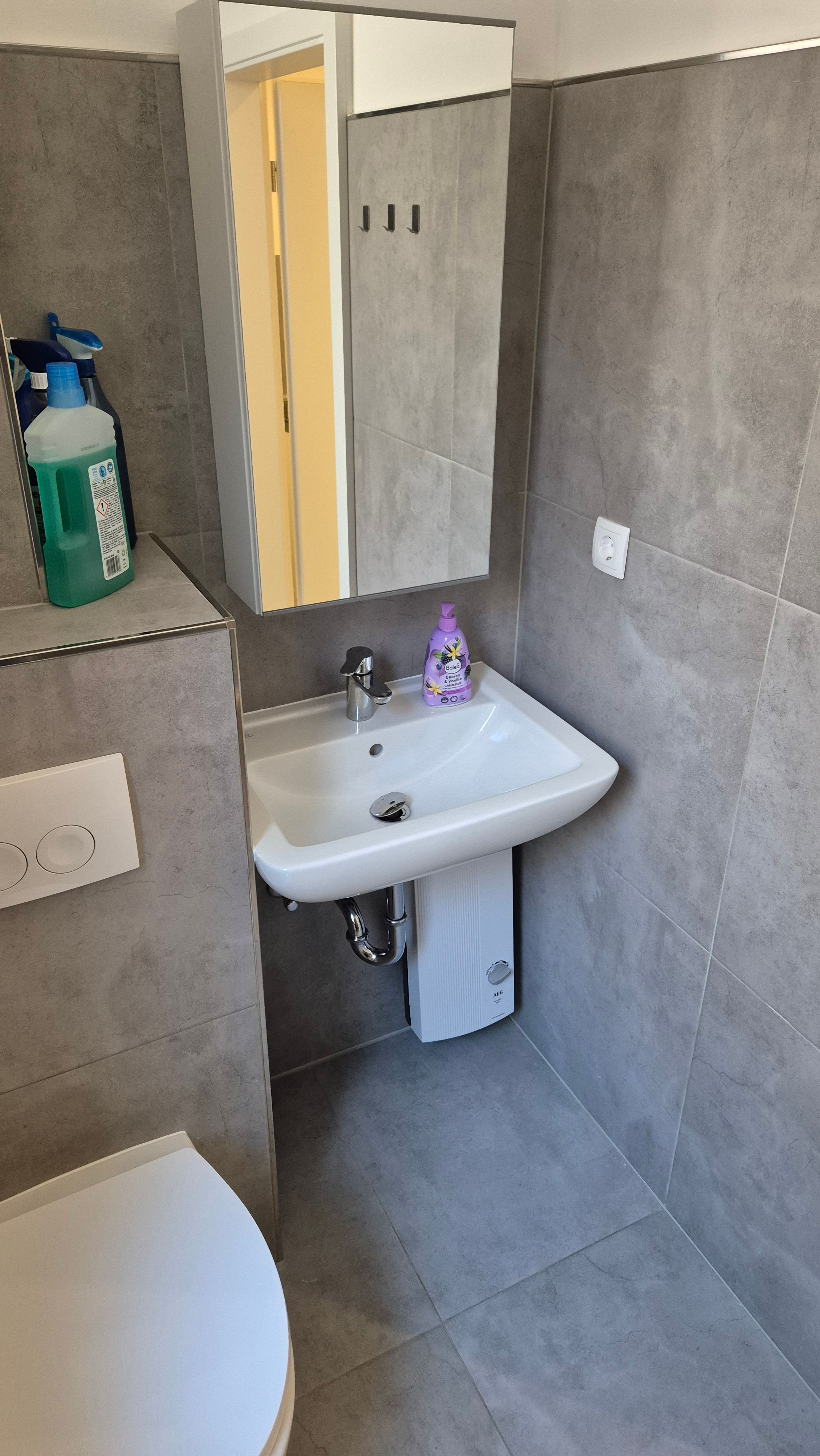 Newly Renovated Apartment Near City - 7
