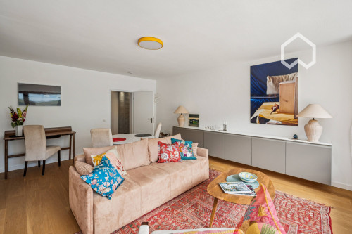 Bright Studio Apartment with South-Facing Balcony in Exclusive Herzogpark – Quiet and Close to the City Center
