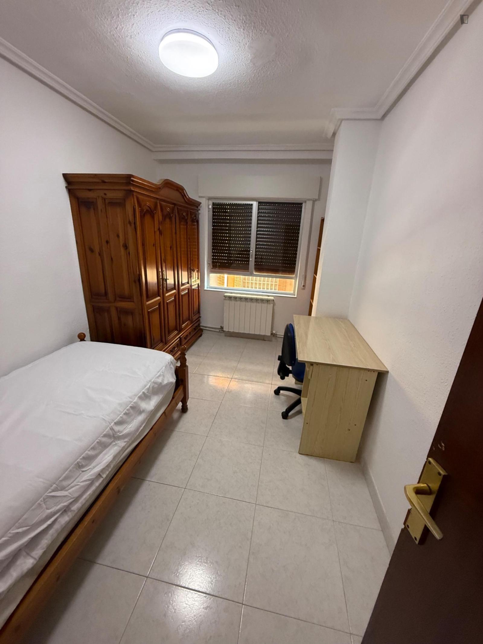 Cozy Single Bedroom Close To Faculty Of Medicine Of The University Of Salamanca - Cozy Single Bedroom close to Faculty of Medicine of the University of Salamanca - Gallery - 1