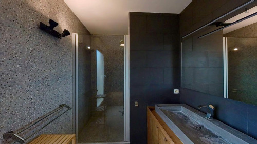 Neat double bedroom near Saint-Jean train station