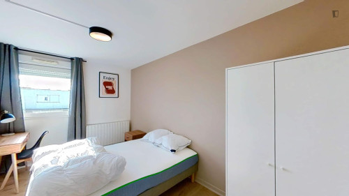 Cosy double bedroom near Saint-Jean train station