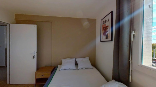 Cosy double bedroom near Saint-Jean train station