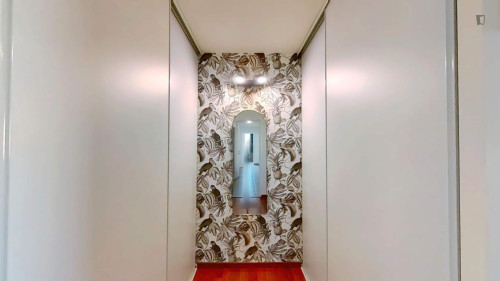 Modern double bedroom near Saint-Jean train station