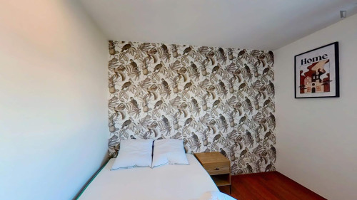 Modern double bedroom near Saint-Jean train station