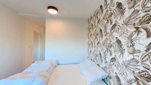 Modern double bedroom near Saint-Jean train station