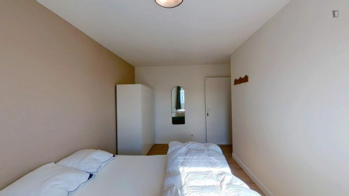 Bright double bedroom near Saint-Jean train station