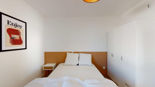 Neat double bedroom near Berges du Lac tram