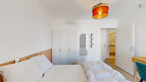 Neat double bedroom near Berges du Lac tram