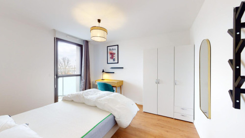 Snug double bedroom in Gare St Jean