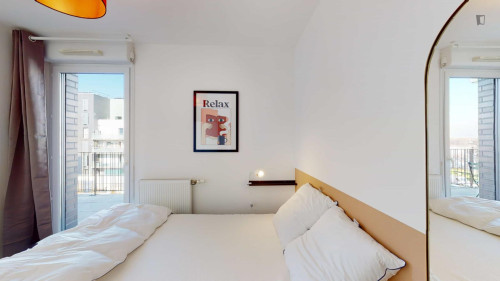 Bright double bedroom near Berges du Lac tram