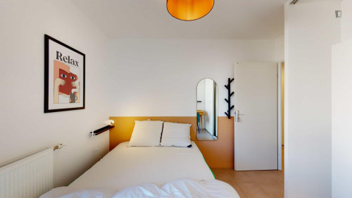 Bright double bedroom near Berges du Lac tram