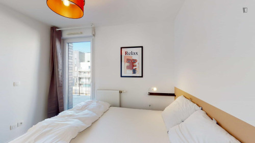 Bright double bedroom near Berges du Lac tram