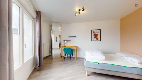 Lovely double bedroom near Pont de Bezons tram stop