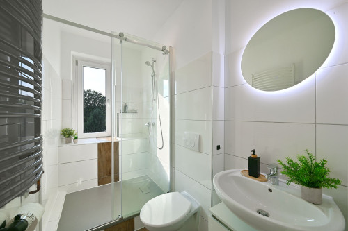Renovated City Apartment with Dedicated Workspace - Gallery - 16