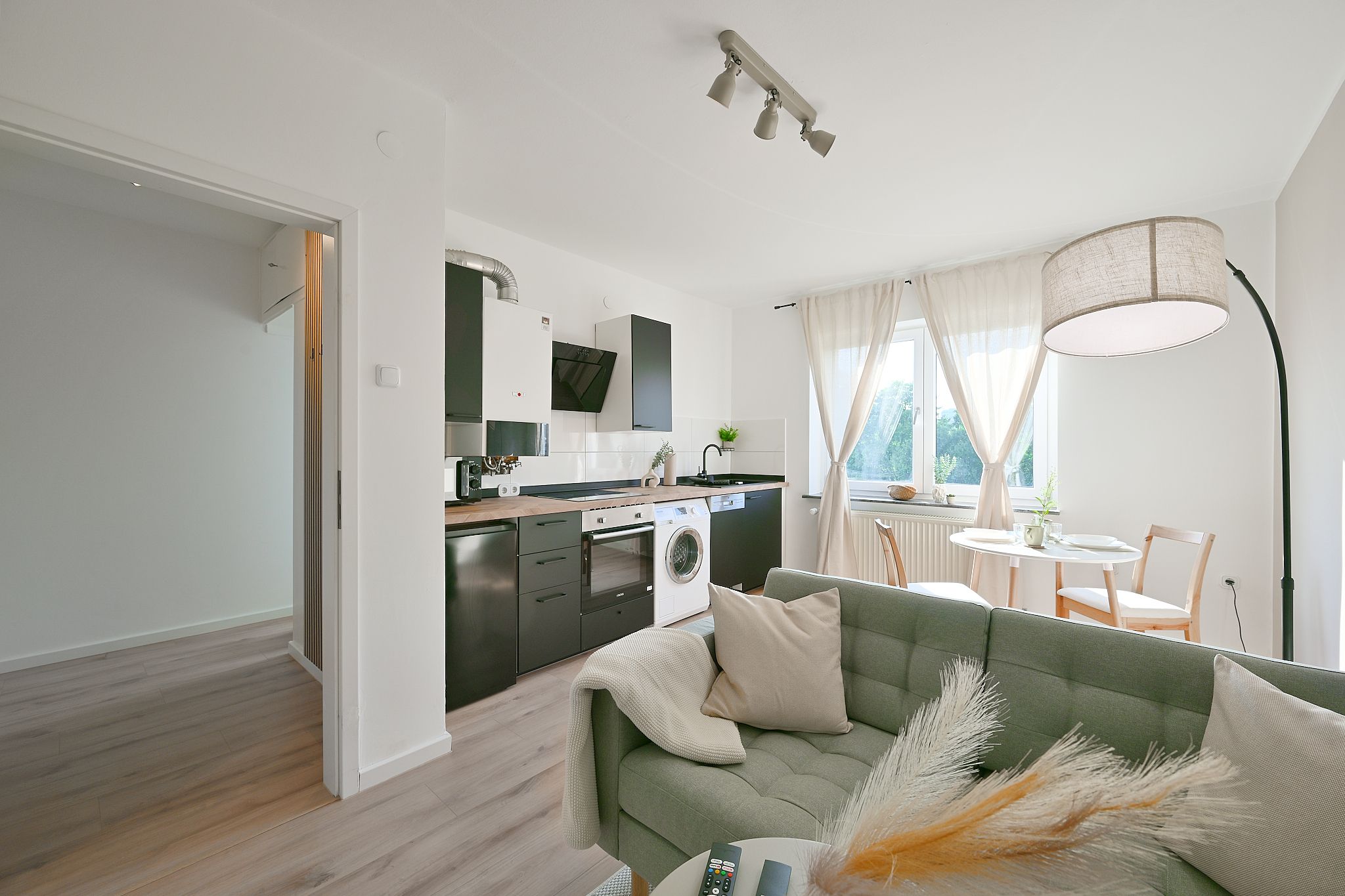 Renovated City Apartment With Dedicated Workspace - Renovated City Apartment with Dedicated Workspace - Gallery - 10