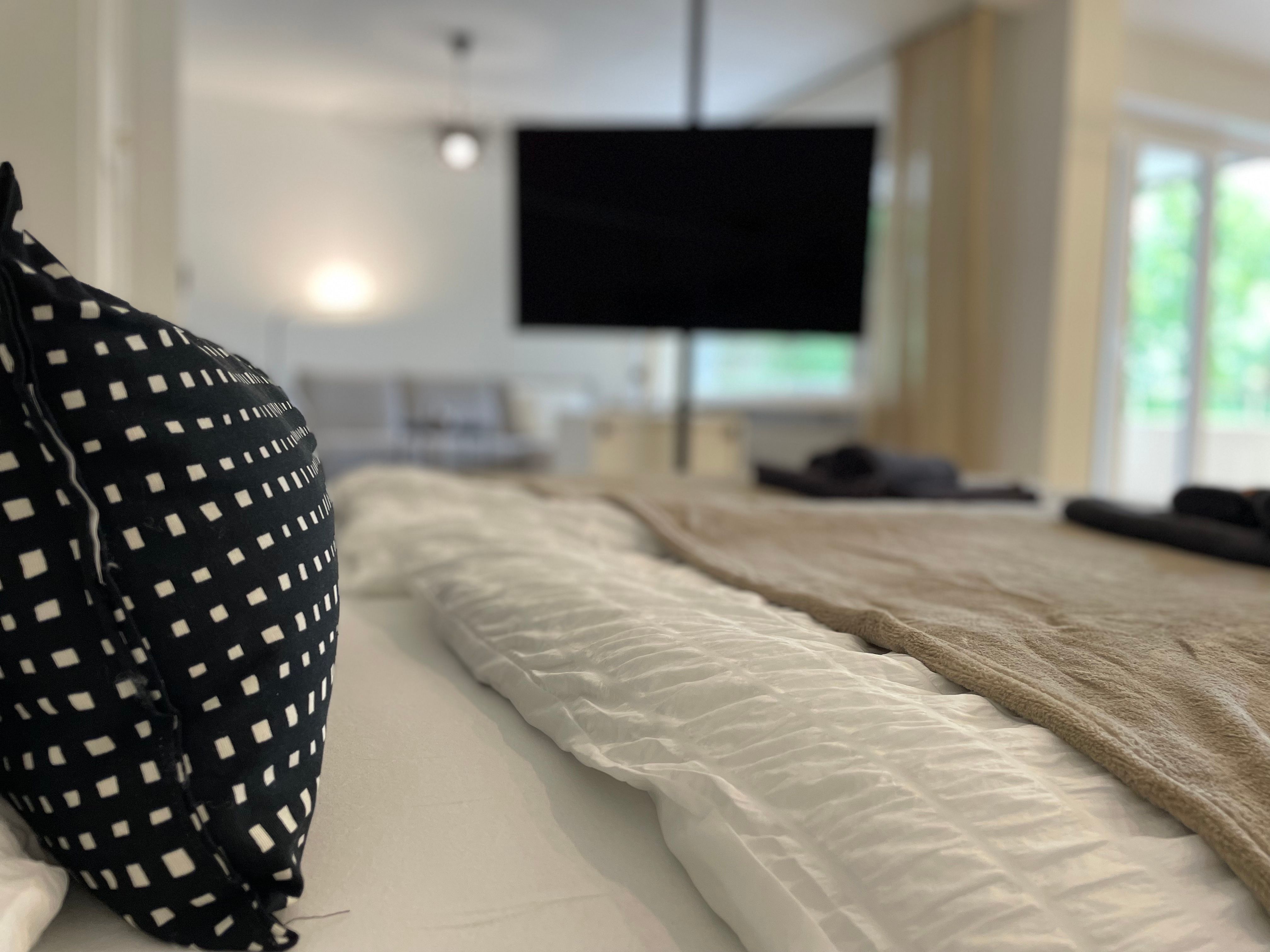 Spacious, Modern Living With Lake Constanze View - 24