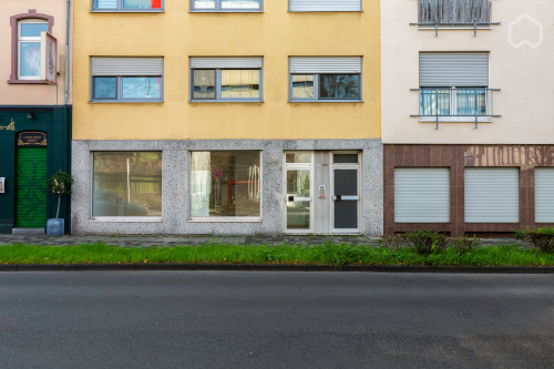 Bright, modern Apartment in the city centre of Leverkusen (close to main station, car park optional)