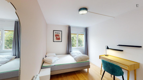 Inviting double bedroom in the Chartrons district