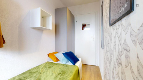 Snug single bedroom in Górce