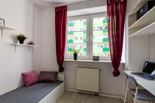 Homely single bedroom near the Olszynka Grochowska train station