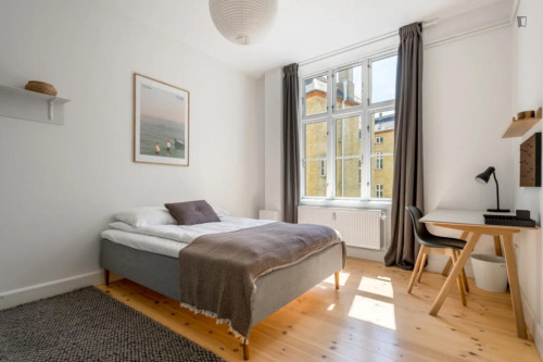 Sunny double bedroom near the Vesterport train station
