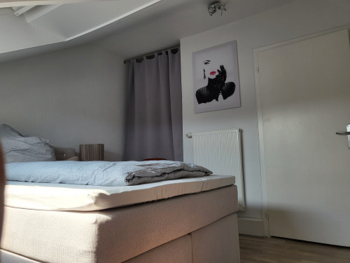 Lounge5 - stylish apartment in a prime location, on-site parking