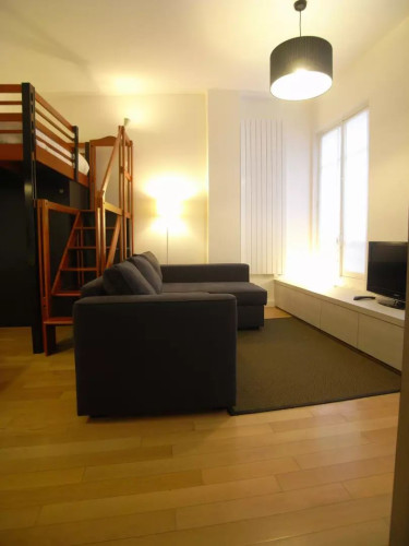 Large studio on commercial street