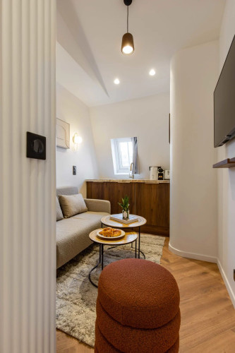 Charming Studio of 11m2 located in the 17th district of Paris. Close to transport.