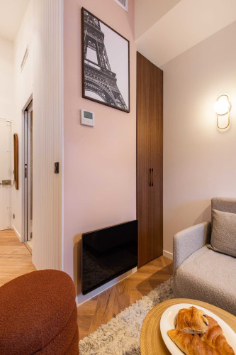 Charming Studio of 11m2 located in the 17th district of Paris. Close to transport.