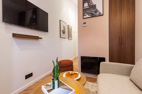 Charming Studio of 11m2 located in the 17th district of Paris. Close to transport.