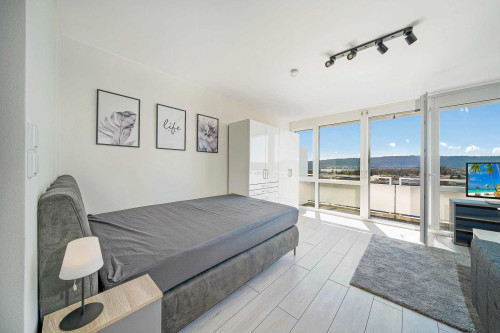 Modern, fully renovated apartment with fantastic lake views (11th floor), balcony and excellent infrastructure within walking distance!
