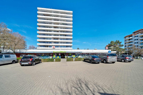Modern, fully renovated apartment with fantastic lake views (11th floor), balcony and excellent infrastructure within walking distance!
