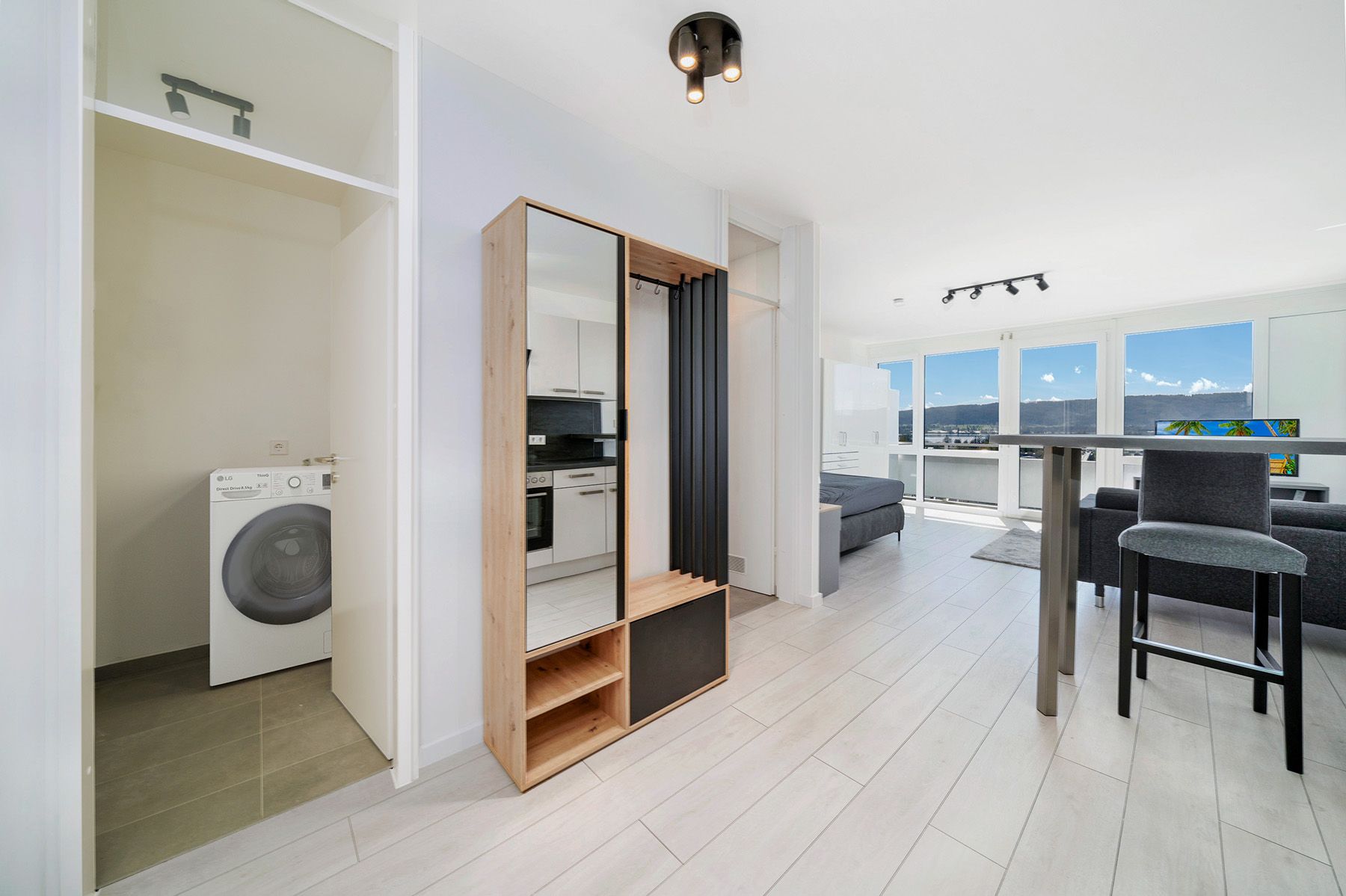  Modern, Fully Renovated Apartment With Fantastic Lake Views (11th Floor), Balcony And Excellent Infr  -  Modern, fully renovated apartment with fantastic lake views (11th floor), balcony and excellent infrastructure within walking distance!  - Gallery -  29