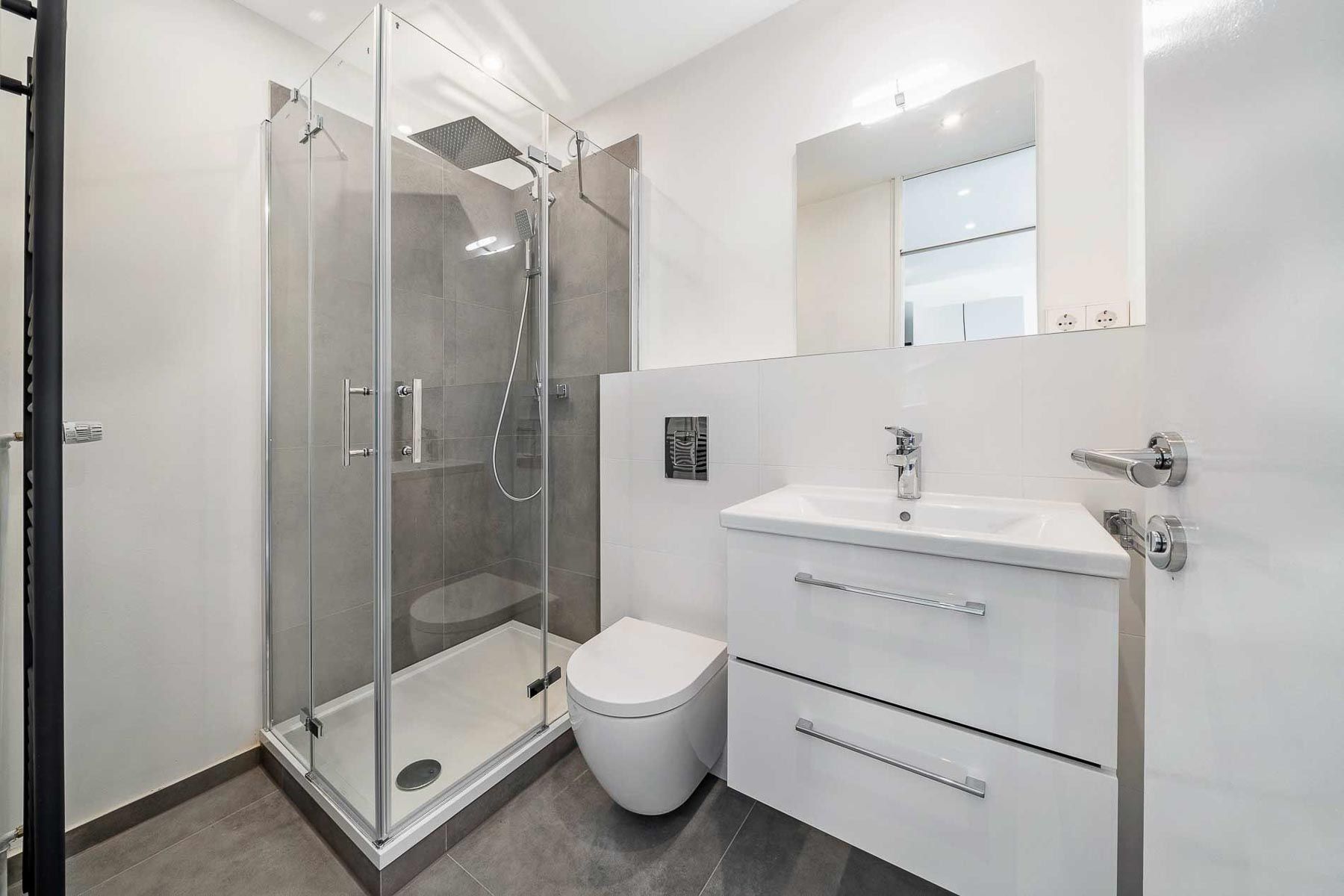  Modern, Fully Renovated Apartment With Fantastic Lake Views (11th Floor), Balcony And Excellent Infr  -  Modern, fully renovated apartment with fantastic lake views (11th floor), balcony and excellent infrastructure within walking distance!  - Gallery -  13