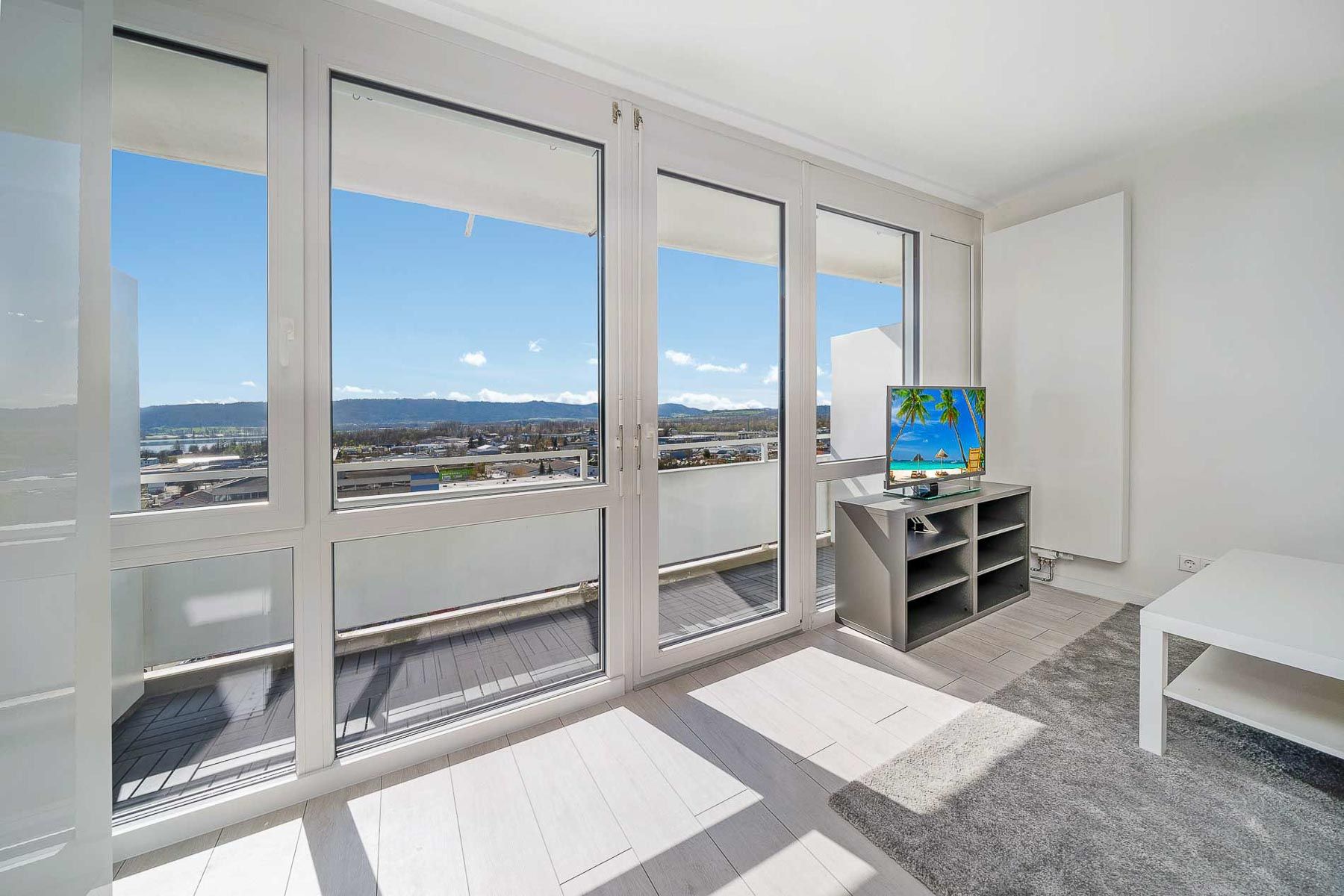  Modern, Fully Renovated Apartment With Fantastic Lake Views (11th Floor), Balcony And Excellent Infr  -  Modern, fully renovated apartment with fantastic lake views (11th floor), balcony and excellent infrastructure within walking distance!  - Gallery -  24