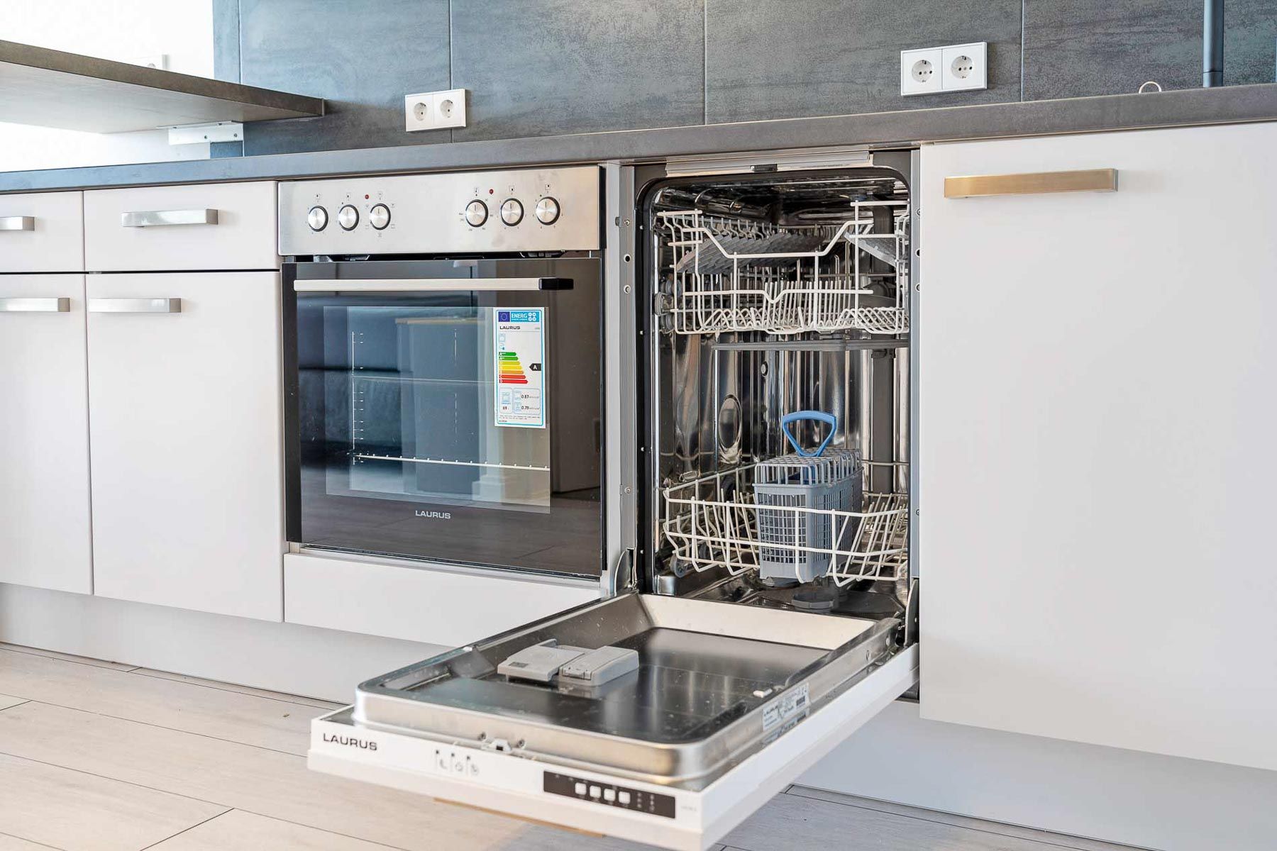  Modern, Fully Renovated Apartment With Fantastic Lake Views (11th Floor), Balcony And Excellent Infr  -  Modern, fully renovated apartment with fantastic lake views (11th floor), balcony and excellent infrastructure within walking distance!  - Gallery -  4
