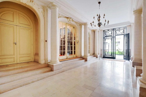 Modern studio in a beautiful Haussmannian building with view on the Eiffel Tower