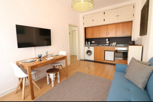 Charming 1-bedroom apartment near University