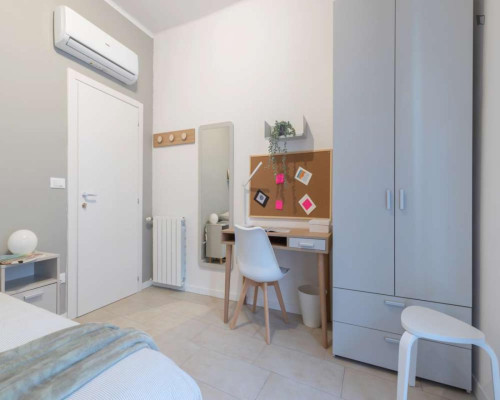 Pleasant double bedroom in the centre of Bologna